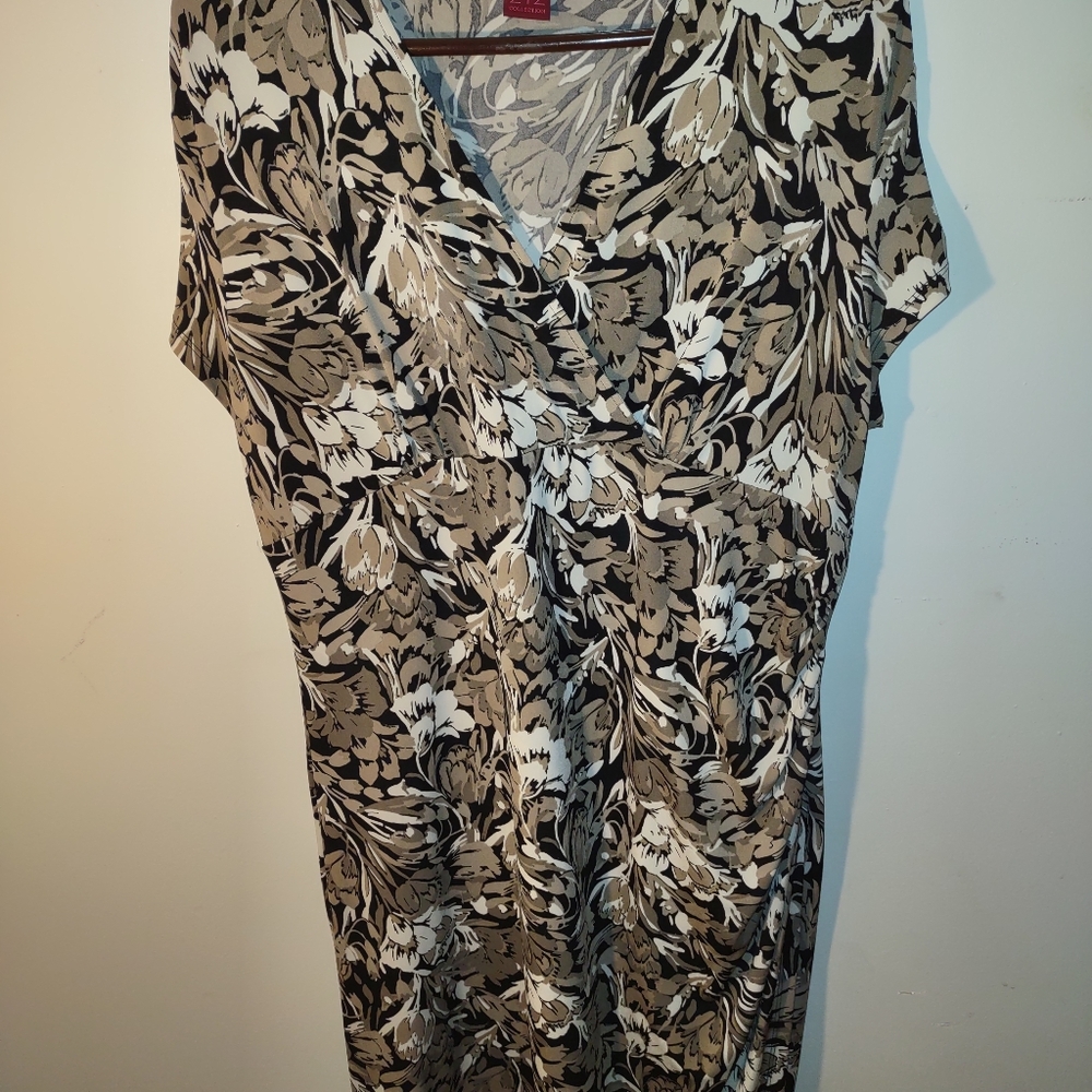 212 Collection White, Tan, Black Flower Woman's Dress. Size: Extra Large.